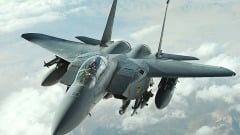 美军F-15数十年来首次被敌火击落情报指向中国制造导弹(图)