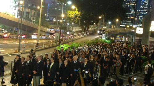 香港法律界举行反人大释法黑衣静默游行（图片来源：VOA） 