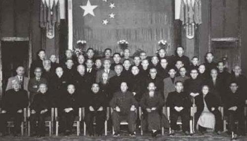 1949年，中共召開第一屆政協，毛澤東、朱德、劉少奇跟各民主黨派人士合影。