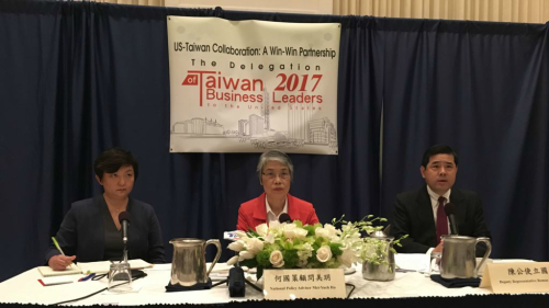 “选择美国投资峰会”台湾代表团团长何美玥记者会(图片来源：VOA) 