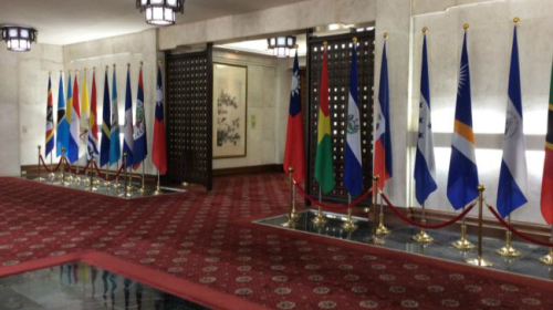 巴台断交效应持续，台湾外交倍受阻碍，图为台湾外交部大厅内的邦交国国旗。