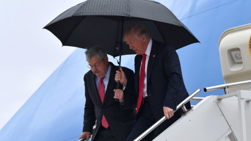 川普给驻华大使撑伞是为了让他照顾家族生意？