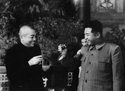 1955年金日成（右）访华，与彭德怀互相敬酒。