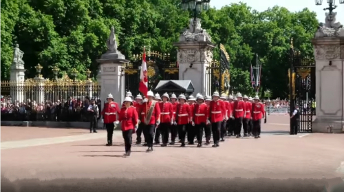 2017年6月26日，打破英国白金汉宫180年来的惯例，梅根科托率领着40名加拿大卫兵队，参加卫兵交接仪式。