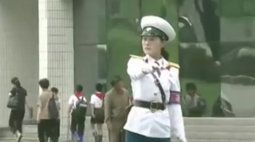 朝鮮女交警。
