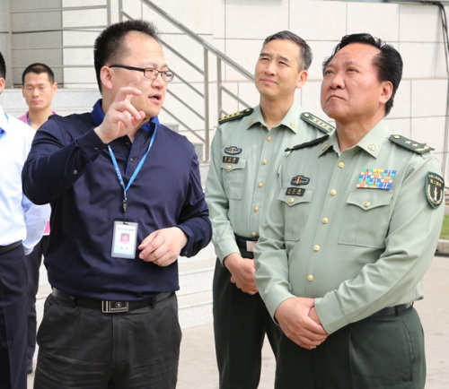 時任中共二炮副司令員王久榮（右一）視察中科集團。