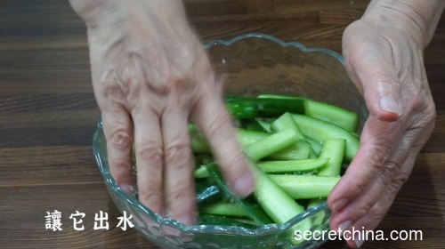 5、用手將調味與小黃瓜抓一抓，讓它出水。