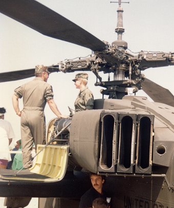 AH-64A的引擎与红外线辐射抑制系统（图片来源：维基百科）