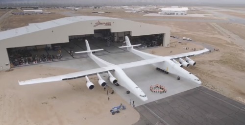 世界最大飞机“大鹏”展翅可发火箭组图/视频