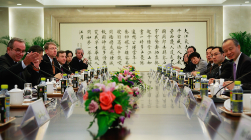 東亞和太平洋事務助理國務卿坎貝爾（左一）和中國外交部副部長崔天楷（右一）在2011年10月11日在中國北京舉行的中國外交部會議期間發表講話。 中國方面表示，美國對臺軍售問題未經中國同意，中國在任何兩國高層會議中都會為此事對美國提出「警告」。（圖片來源：Getty images) 