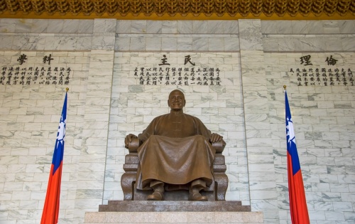 台灣中正紀念堂蔣介石銅像。