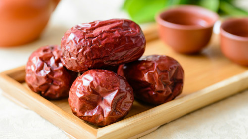 红枣能补气养血，是保肝补气的食材；红枣泡水能增加人体血清蛋白，有助保肝排毒。