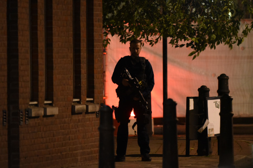 2017年6月4日凌晨，一名武裝警察守衛在倫敦橋附近。