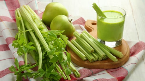 常吃芹菜有助於清熱解毒、祛病強身，消除肝火。