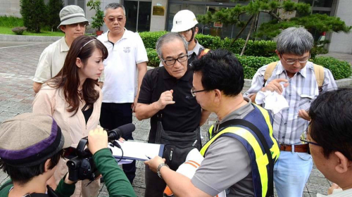 臺北市議員許淑華（左）要求捷運局停止施工，雙方正在交談。（圖片來源：許淑華臉書） 