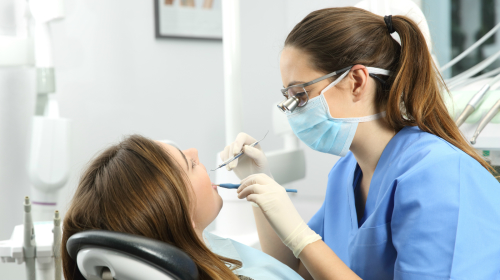 牙科專家建議，每半年洗牙一次，至少一年檢查一次牙齒。