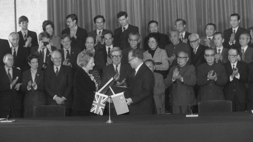 1984年中英双方签订《中英联合声明》，将香港移交中共政权，整个过程香港人完全不能参与。