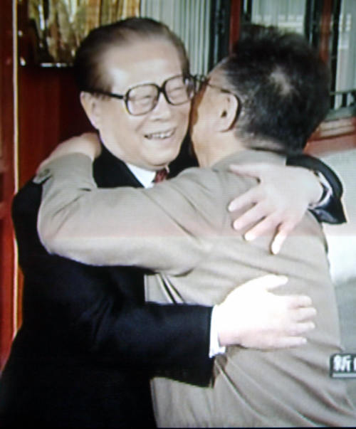 2004年，江澤民和朝鮮金正日和擁抱。