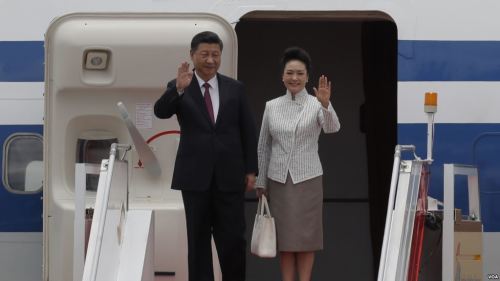 中国国家主席习近平携夫人彭丽媛抵达香港机场(2017年6月29日)