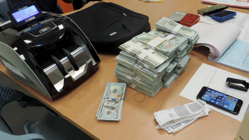 台湾桃园海关查获2名台籍男子的行李内有40万美金现钞，依法当场没收38万。 