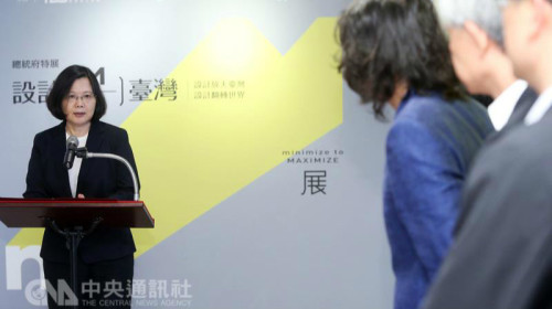 “设计M/m台湾”特展10日在总统府展出，由总统蔡英文（左）为开幕致词，勉励展出艺术家。
