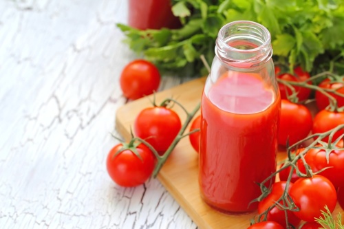 每日喝1杯西红柿汁或经常吃西红柿，可以防治雀斑。