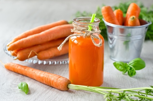 每天喝1杯胡萝卜汁有祛斑作用。
