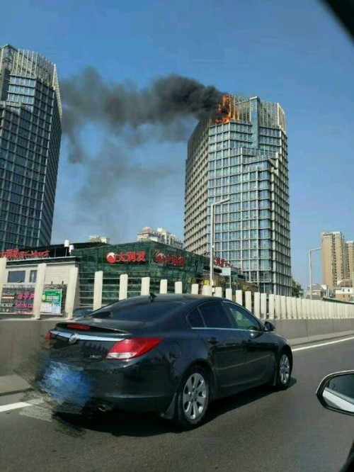 鄭州高樓驚傳大火22層竄至樓頂