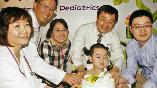 大陆4岁罹患“脊髓肌肉肌萎症”男童“量量”（前右3）插管1年多，跨海来到台湾高雄就医近两个月，终于成功拔管，即将出院与爸爸（右）、妈妈（左3）开心返家。