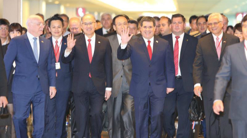 慶祝中華民國與巴拉圭建交60週年，巴拉圭共和國總統 卡提斯（Horacio Cartes）（前右2）11日下午搭機抵臺，外交部長李大維（前左2）親自前往接機。 