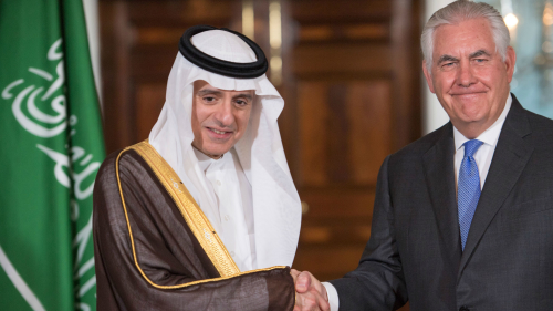 美国国务卿蒂尔森（右）与沙特外交部长阿德尔朱贝尔于2017年6月13日握手示意两国友好。