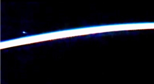 空間站視頻拍到地球大氣層有蝌蚪狀UFO