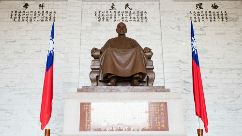蒋介石一生无私为国，可惜迫于情势未能完成反攻大陆志业。图为台湾中正纪念堂蒋介石雕像。
