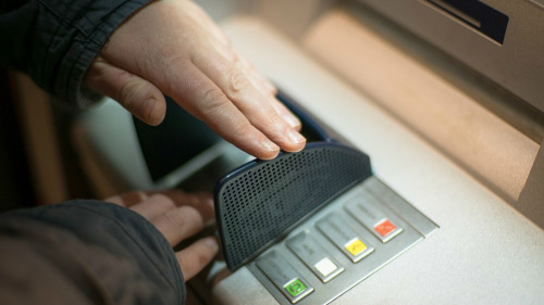 男子被困取款机内数小时ATM吐出字条：救我！