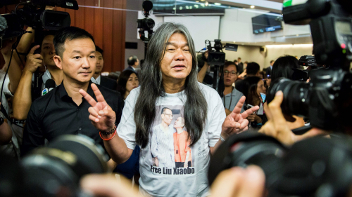 被剝奪議席的香港立法會議員梁國雄(長髮者)