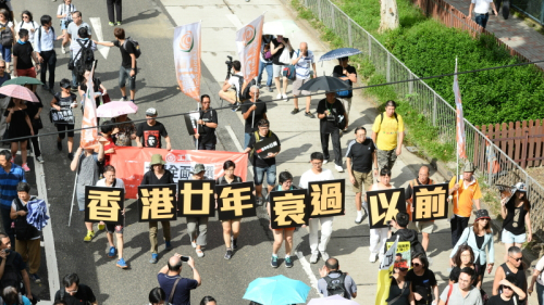 香港民众每年都会举办多场游行，抗议政府施政
