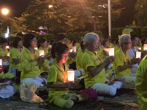 台湾法轮功学员烛光悼念被中共迫害致死的中国法轮功学员。