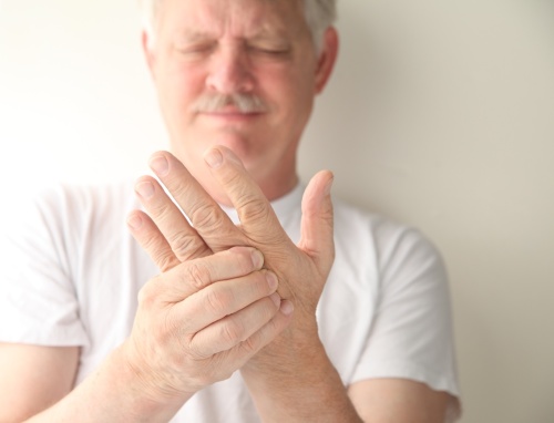 手局部麻木，有可能是局部神经损伤。