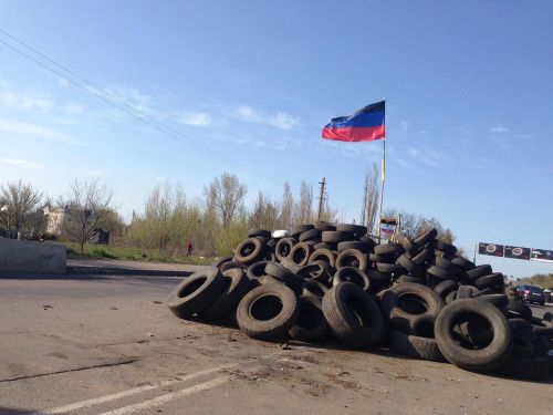 2014年4月23日，烏克蘭東南部叛軍在頓涅茨克州斯拉維揚斯克設置的路障。