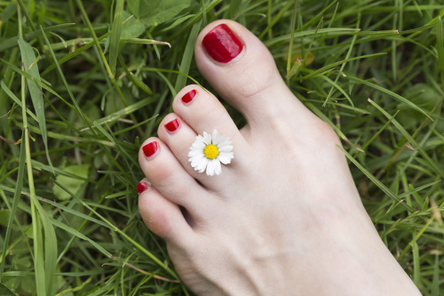 脚趾甲长到肉里俗称指嵌甲，这是一种常见的足部疾病。