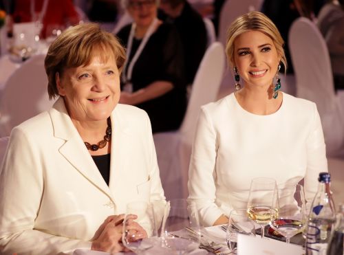 慈善晚宴时伊凡卡与德国总理梅克尔并肩而坐，并皆纯白色系现身。
