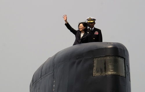 2017年3月21日，臺灣總統蔡英文在臺灣南部高雄屯沽海軍基地，站在一艘深海海虎潛艇上跟臺灣部隊軍人致意。台海關係惡化，蔡英文主張臺灣要建造屬於自己的潛艇與大陸抗衡。