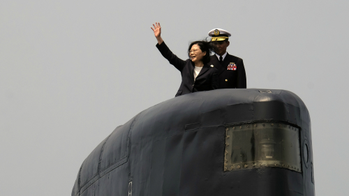 台海關係惡化，蔡英文主張臺灣要建造屬於自己的潛艇與大陸抗衡。