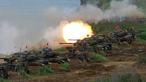 美制M60 A3坦克在「漢光軍演」中模擬攻擊中國軍隊。兩岸關係日益緊張，臺灣總統蔡英文強調，臺灣要重視國防，搞好自我防衛。 