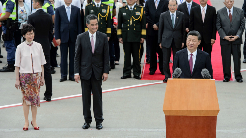 2017年6月29日，中國國家主席習近平抵達香港國際機場，並於現場發表演說，林鄭月娥與梁振英在旁陪同。 