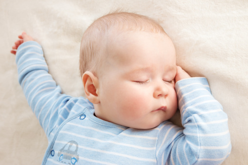 為何寶寶睡覺喜歡高舉雙手原因很可愛