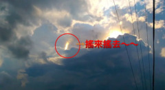 天空云層出現一道神秘光柱不斷擺動(圖)