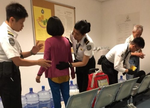 台湾法轮功学员在香港机场入境处被扣留搜身后遣返。