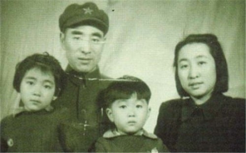 林彪、妻子叶群和儿女的全家照