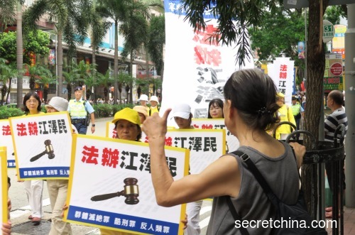 香港法輪功團體多年來都遵守法律，合法申請遊行集會等，沿途有港民舉起拇指表示支持